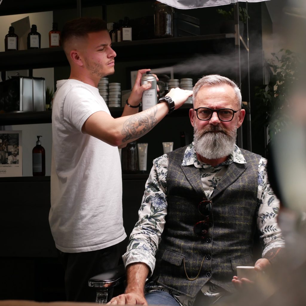 Rémi, gérant du salon de coiffure de Mordelles