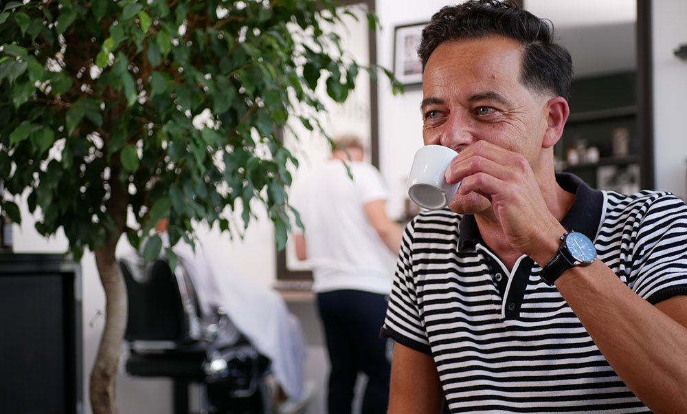 Homme faisant une pause café au salon de coiffure de Mordelles