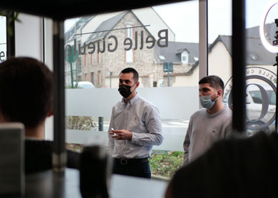 Clients salon Belle Gueule pendant l'atelier caféologie