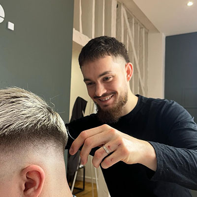 Rémi, gérant du salon de coiffure de Mordelles