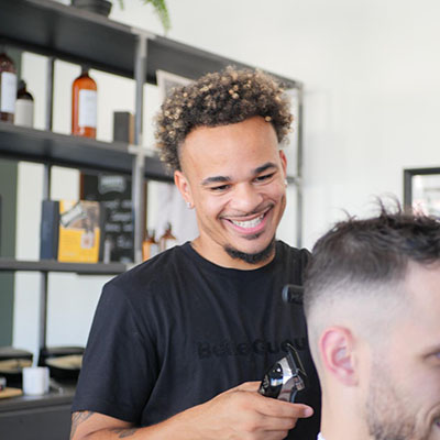 Rémi, gérant du salon de coiffure de Mordelles