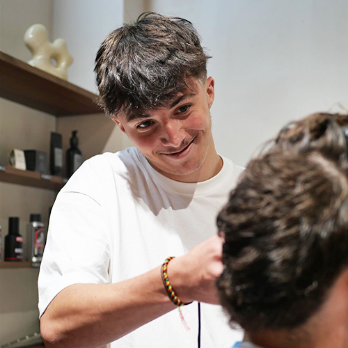 Rémi, gérant du salon de coiffure de Mordelles