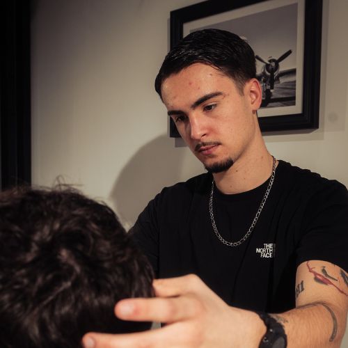 Rémi, gérant du salon de coiffure de Mordelles
