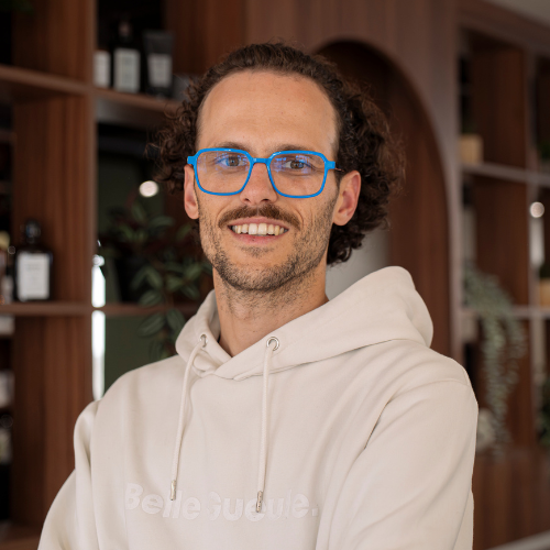 Rémi, gérant du salon de coiffure de Mordelles