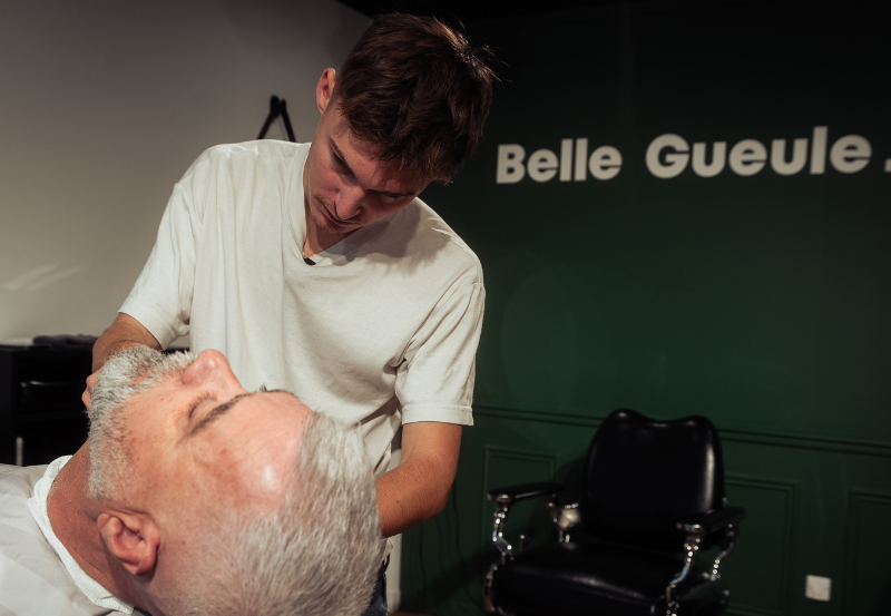 Rémi, gérant du salon de coiffure de Mordelles