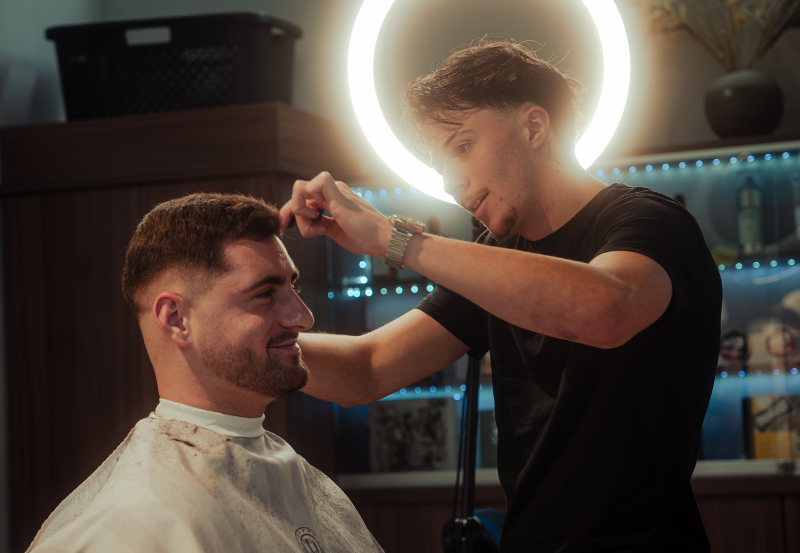 Rémi, gérant du salon de coiffure de Mordelles