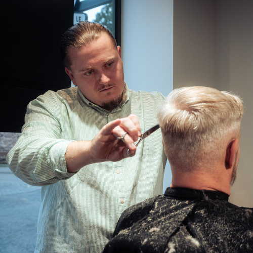 Morgan, apprenti au salon de coiffure homme de Mordelles