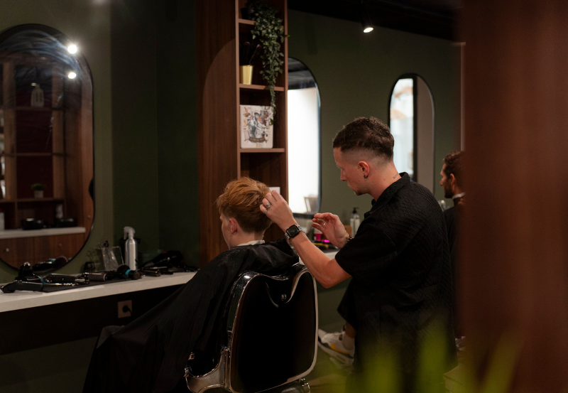 Rémi, gérant du salon de coiffure de Mordelles