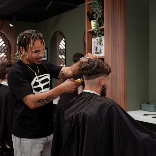 Rémi, gérant du salon de coiffure de Mordelles