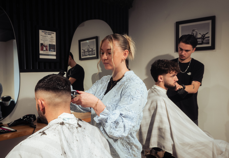 Morgan, apprenti au salon de coiffure homme de Mordelles